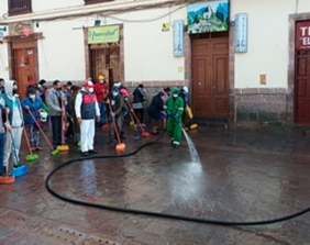 Vendedores que ocuparon espacios en la vía pública durante fiestas limpiaron las calles
