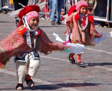 Niños del nivel inicial saludaron al Cusco con danzas y trajes multicolores