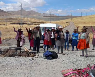  Pobladores de Espinar bloquean el corredor minero en primer día de paro indefinido 