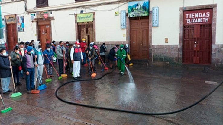 Vendedores que ocuparon espacios en la vía pública durante fiestas limpiaron las calles