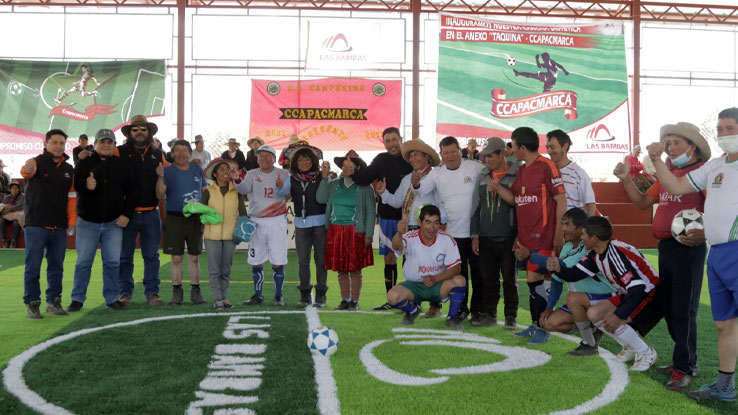 Las Bambas entrega moderno campo deportivo al sector Taquina, Ccapacmarca